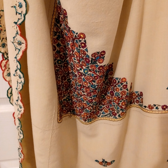 Embroidered Tablecloth - Picture 2 of 4